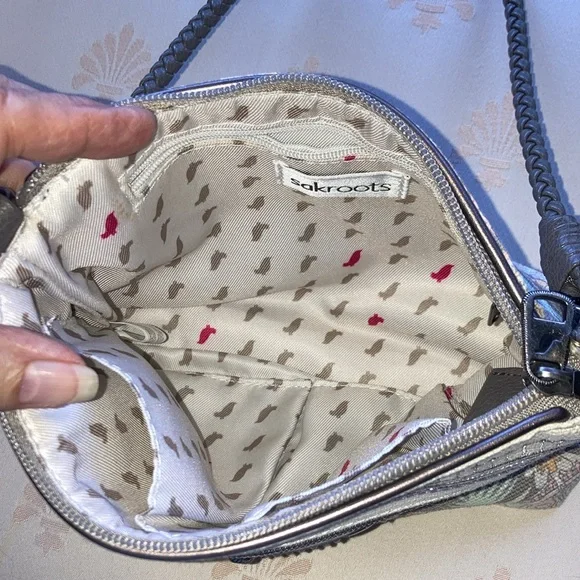 SAKROOTS shoulder bag off white w/grey, pink, pale blue, lavender.  $25 - Picture 5 of 8